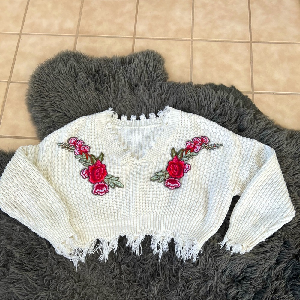 Super trendy Cropped distress sweater with rose decals